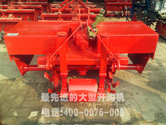 大型開溝培土機